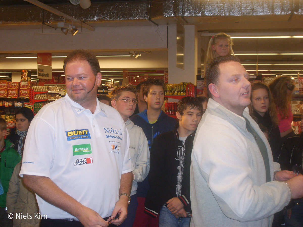 Foto: Dartdemonstratie met Raymond van Barneveld (129)