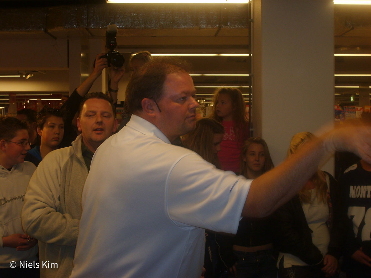 Foto: Dartdemonstratie met Raymond van Barneveld (130)