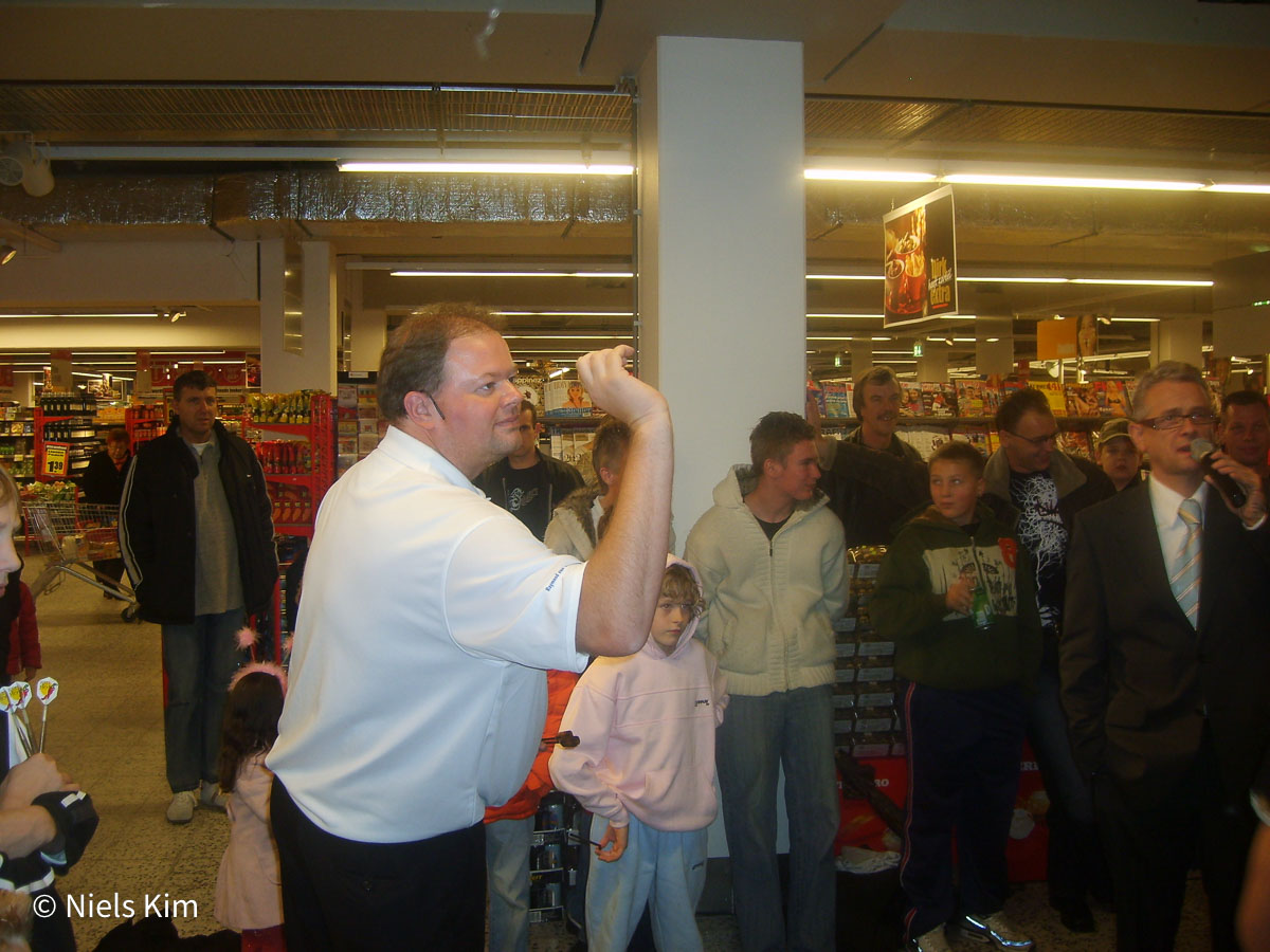 Dartdemonstratie met Raymond van Barneveld